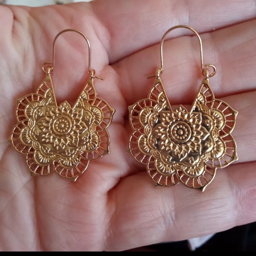 ✨ Gold Hoop Earrings ✨ - Picture 4 of 4
